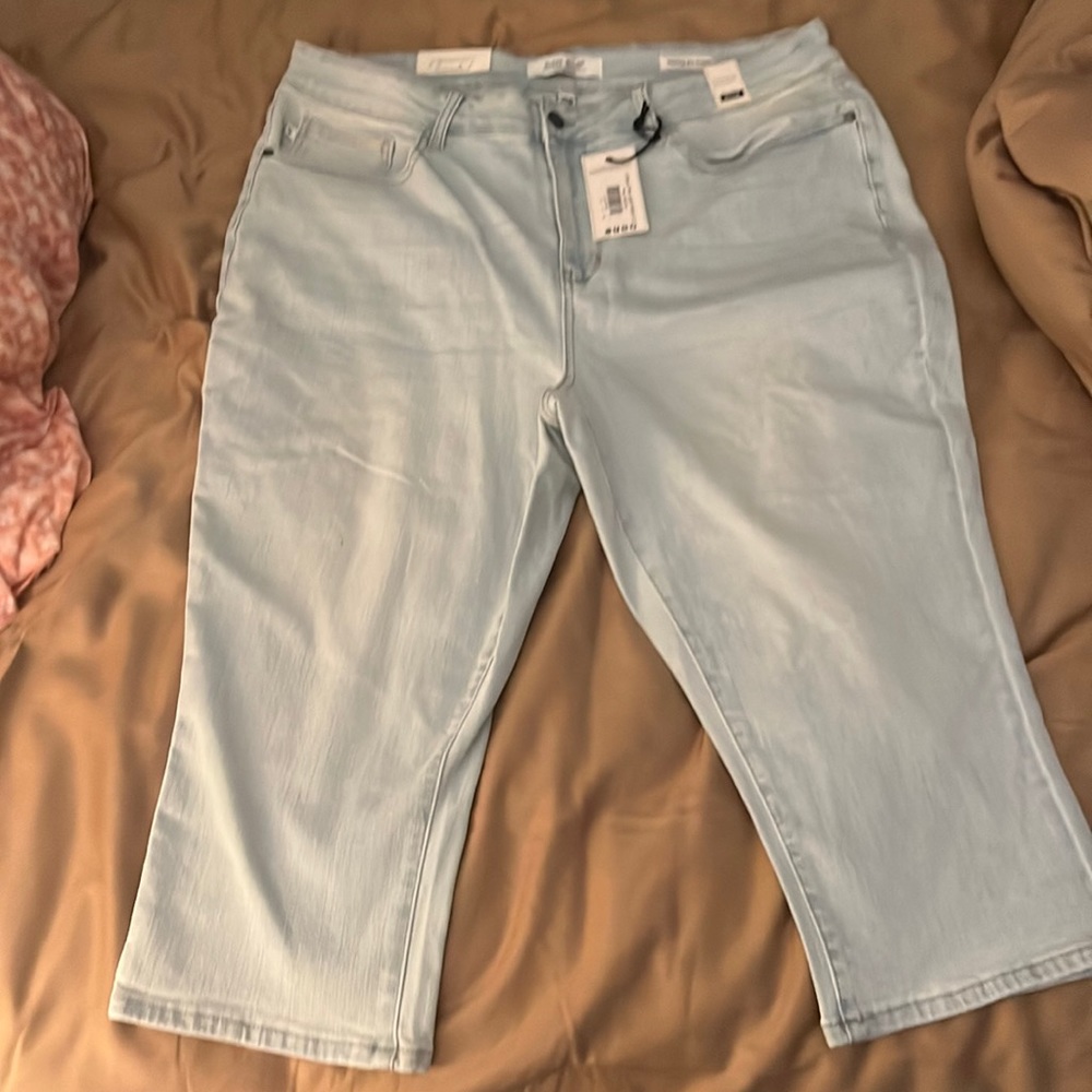 Judy Blue ultra light wash capri Jeans, mid rise